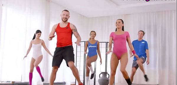  Fit gym babes in threeway analized